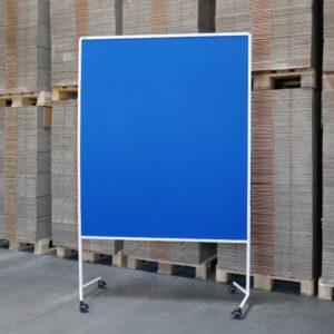 Moderationswand mit Filzbespannung in mittelblau und mit Rollen