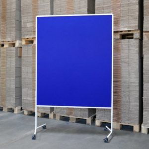 Moderationswand mit Filzbespannung in königsblau und mit Rollen